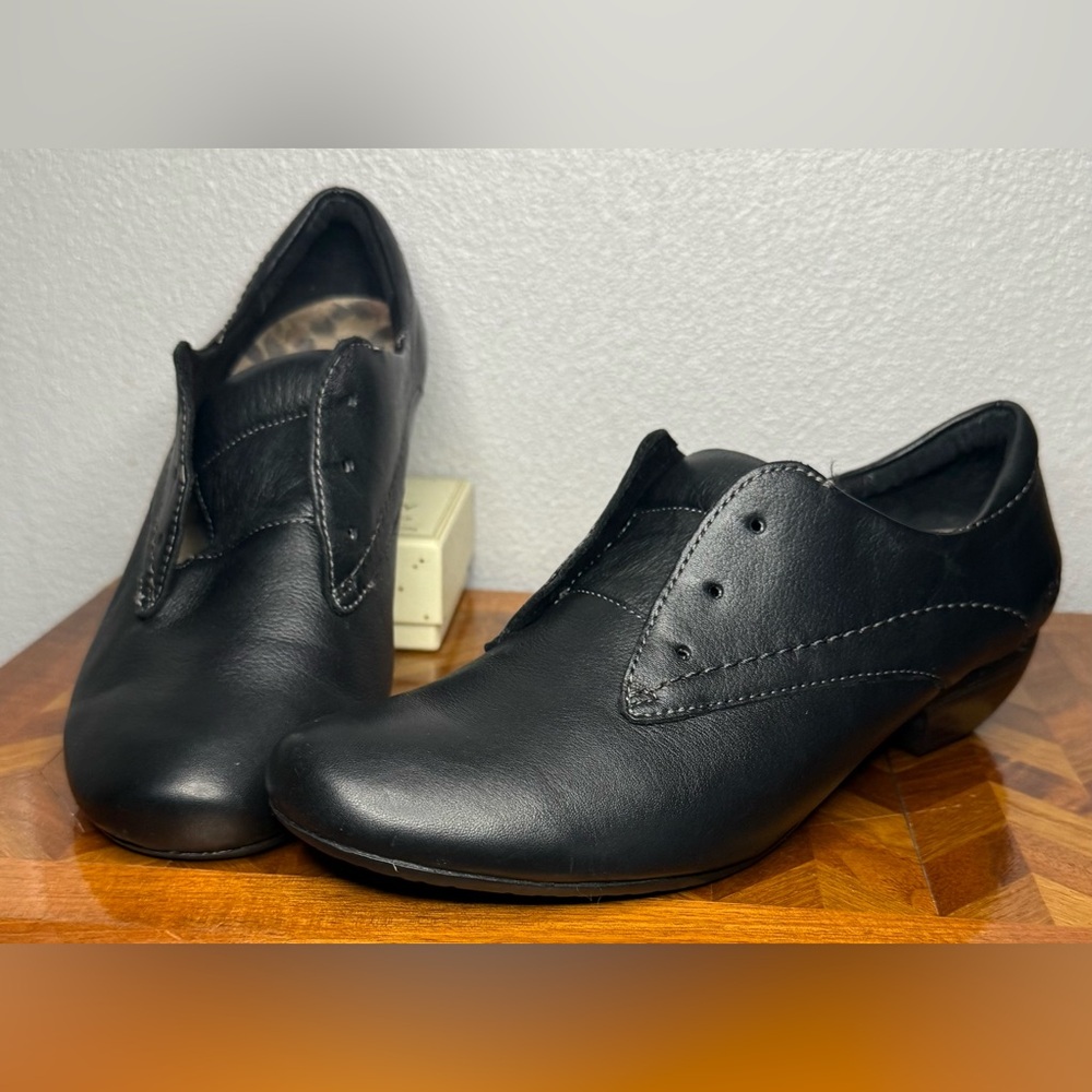 Taos Cobbler black leather lace up shoe 8